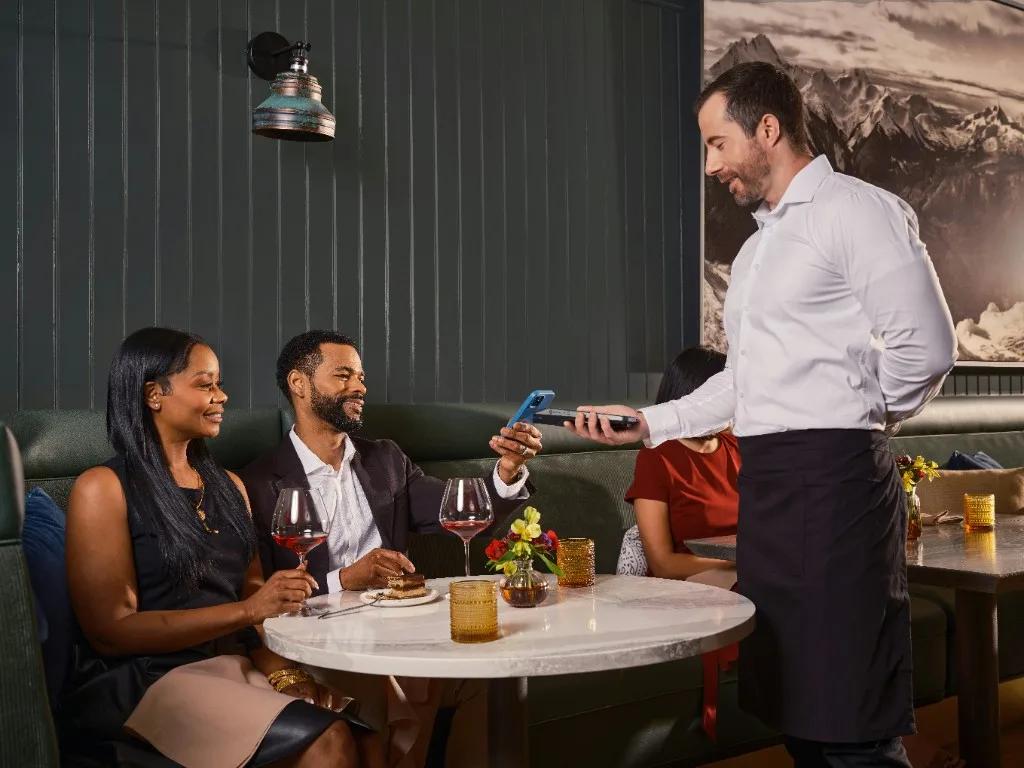 Tableside contactless payment with handheld POS terminal