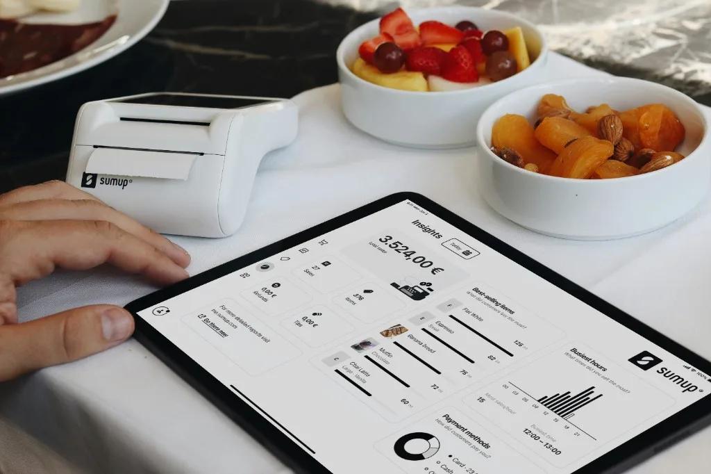 Field service business reporting dashboard